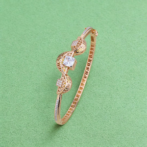 Brazalete dorado para mujer con patrón de espiral artístico y centro de cristal cuadrado, elegante y ligero, ideal para uso diario. - Product Image 5