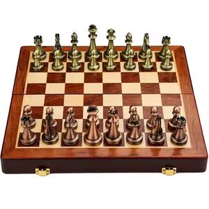 Pièces d'échecs en laiton poli avec planche en bois massif Idéal pour les cadeaux de décoration élégants et les jeux de voyage - Product Image 1