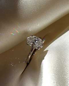 Bague de fiançailles en moissanite de taille ovale de 2.75 carats fabriquée à la main en argent 925 avec bande arrondie et réglage à quatre broches - Product Image 2