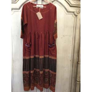 Vestido Vermilion Oasis con Estampado Artesanal y Bolsillos Vintage, Cintura Imperio - Product Image 1