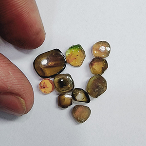 110 CTS Lote de alta calidad Natural Bio Color turmalina 5mm 14mm Tamaño libre Cristales crudos Ventas de hierro verde Piedra rugosa suelta - Product Image 3