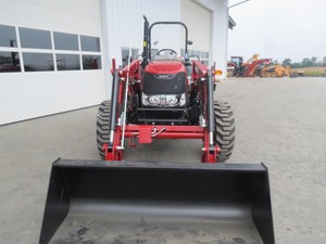 Performances sur le terrain puissantes avec le tracteur Case IH Farmall 75A, conçu pour l'efficacité, la durabilité et des opérations agricoles fluides. - Product Image 2