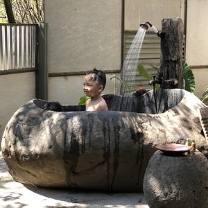 Baignoire en pierre de rivière artisanale, forme ovale, système de massage à air, écologique, gris foncé, design moderne, portable pour une utilisation en intérieur - Product Image 2