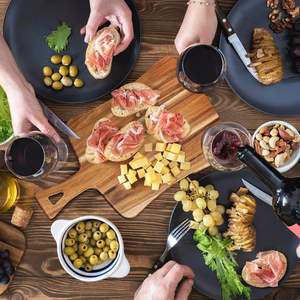 Planche à découper en bois durable faite à la main, épaisseur 1,5 cm, compatible lave-vaisselle, double usage pour couper et servir, idéale pour le fromage et les snacks, livraison mondiale - Product Image 4