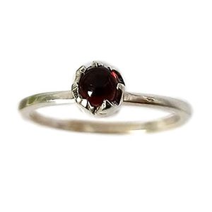 Anillo Boho con Piedra de Nacimiento de Enero, Hecho a Mano en Plata de Ley 925 con Granate de Corte Ovalado, Regalo Perfecto para su Cumpleaños o Aniversario - Product Image 1