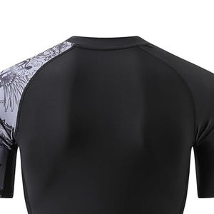 Ventes en gros de rashguards unisexes à manches courtes personnalisés imprimés, respirants, à séchage rapide, antibactériens, écologiques en polyester - Product Image 4