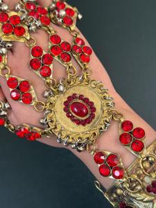 Paire assortie de harnais afghans rouges rubis Kuchi avec incrustations circulaires en pierre de résine et larges manchettes tribales gravées - Product Image 6