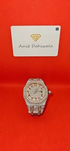 Reloj moderno urbano y elegante con aspecto de diamante helado con movimiento de cuarzo Diseño elegante y llamativo para amantes de la moda Exportar desde la India - Product Image 2