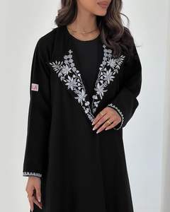 Vente en gros Abaya en satin de luxe personnalisée pour femmes Vêtements islamiques de haute qualité à manches volantées Taille libre conçue pour la petite soie - Product Image 1