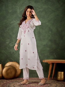 Kurta Recta Bordada de Mezcla de Seda Premium para Mujer con Pantalones a Juego para Uso Casual y de Ocasión Disponible a Precio de Exportación - Product Image 2