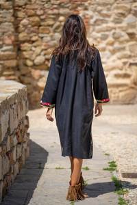 Robe Kaftan Bohème Brodée Noire pour Femme, Tunique Ethnique Florale en Coton avec Broderie Colorée, Taille Naturelle Écologique pour l'Été - Product Image 6