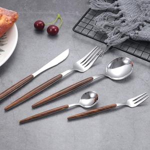 Juego de cubiertos con mango de resina marrón de estilo madera con acabado duradero para picnics al aire libre, viajes, reuniones familiares y uso diario - Product Image 1