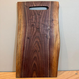 Tabla de Cortar Moderna de Madera de Nogal de 20 por 12 Pulgadas, Tabla de Madera de Nogal Maciza con Mango Integrado para Cortar, Servir y Uso en la Cocina - Product Image 1