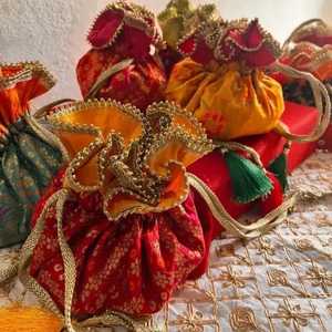 กระเป๋าพอตลิสของผู้หญิงแบบดั้งเดิมสำหรับผลไม้แห้งหลากสีอินเดียสำหรับงานแต่งงาน - Product Image 4