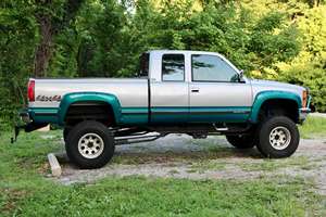 Chevy K1500 Silverado 4x4 1994 d'occasion, moteur V8 de 5,7 litres, transmission intégrale, surélévation de 10 pouces, extérieur bicolore personnalisé - Product Image 2