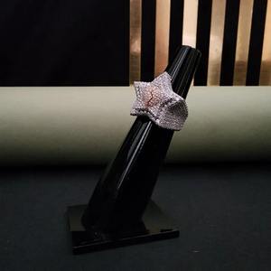 Bague moderne en moissanite sertie de diamants avec un centre contrasté |   Bijoux en argent de luxe audacieux - Product Image 2