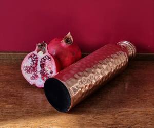 Bouteille d'eau en cuivre pur fabriquée à la main pour le yoga et le bureau de forme physique de style de vie sain d'inspiration ayurvédique avec finition martelée - Product Image 5