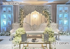 शादी के लिए पारंपरिक मंदिर शैली की सजावट के लिए भारतीय शादी का मंच