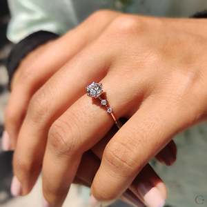 Anillo de Compromiso con 5 Diamantes de Corte Redondo - Product Image 3