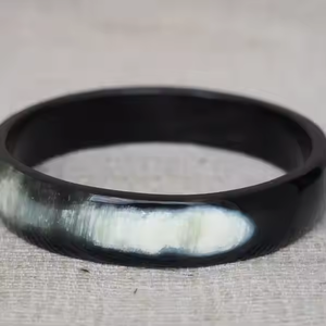 กำไลเขาควายทำมืออุปกรณ์เสริมแฟชั่นที่ยั่งยืนเป็นมิตรกับสิ่งแวดล้อมที่สง่างามโดยงานฝีมือเสี้ยว - Product Image 1