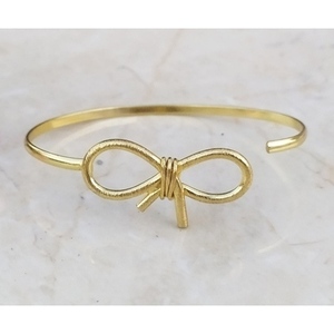 Bracelets en laiton faits à la main élégants pour femmes, idéaux pour offrir en cadeau - Product Image 1
