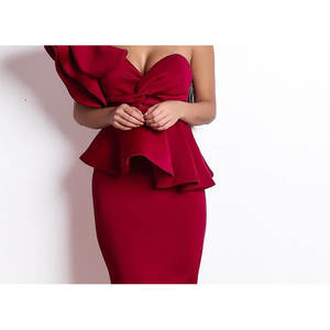 Robe asymétrique à une épaule Crimson Royale, silhouette crayon, écologique, en tissu satiné - Product Image 2