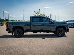 Limpie usado 2025 Chevrolet Silverado 3500HD LTZ Crew Cab 4WD - Product Image 3