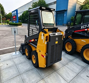 Chargeuse compacte sur pneus XC7-SR04 jaune, moteur diesel, capacité 2,2 tonnes, moteur PLC haute efficacité, disponible immédiatement - Product Image 3