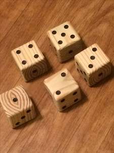 Dados de madera pulidos y lisos para juegos de mesa, fiestas y noches de juegos familiares. - Product Image 5