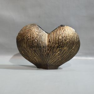 Jarrón de metal artístico moderno en oro negro metálico con forma orgánica escultural y acabado elegante para exhibición decorativa - Product Image 1