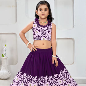 Conjunto de Lehenga Choli Morado Bordado para Niñas de Shoryam Fashion Boutique, Corte Regular, Largo hasta el Suelo, Borde Festoneado, Diseño de Fiesta - Product Image 1