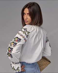เสื้อเบลาส์ปักลายยูเครนแบบดั้งเดิมเสื้อยืดวิสฮิวอังก้าลายลูกไม้สีขาวม่วงเสื้อผ้าที่เป็นมิตรกับสิ่งแวดล้อมยูเครนเหมาะสำหรับเป็นของขวัญในร้านของเรา - Product Image 4
