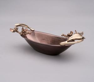 Bol ovale en métal martelé avec poignées florales argentées Plat de service et de centre de table décoratif - Product Image 2