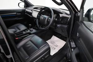 Toyota Hilux 4x4 2.8L 4 cilindros 204hp Diésel Transmisión Automática 4WD Volante a la Derecha Usada 2022 - Product Image 2