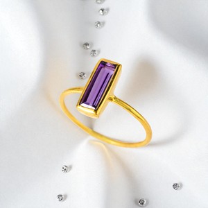 Anillos de bisel de barra rectangular de piedra natal de amatista | Anillos de banda chapados en oro hechos a mano | Joyería minimalista apilable lisa - Product Image 1