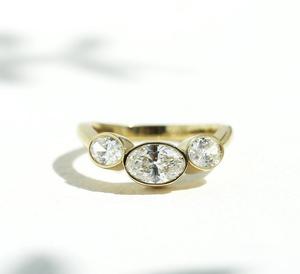 Anillo de compromiso de diamante CVD con banda de onda ovalada triple Anillo de Bodas de diamante cultivado en laboratorio certificado IGI East West Oval Lab Grown Diamond - Product Image 1