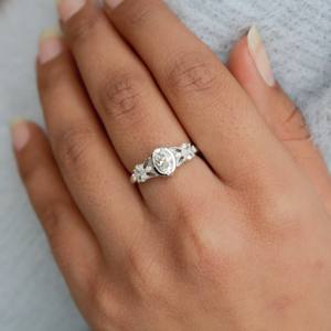 Anillo de moissanita de diseñador de Plata de Ley 925 con forma ovalada elegante de estilo único para ocasiones especiales - Product Image 3