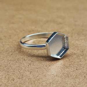 Bague simple en argent sterling véritable 925 avec lunette hexagonale vierge de 10mm, idéale pour les cendres et la résine, pour le remplissage du lait maternel. - Product Image 5