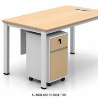 Bureau de travail au design bois clair, finition blanche, avec meuble de rangement mobile et plateau rectangulaire, idéal pour les espaces de travail modernes et les bureaux à domicile