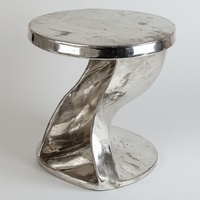 Table console en aluminium argenté poli, style moderne et artistique, base torsadée miroir, rangement, décoration d'accent pour salon de luxe, fabrication artisanale