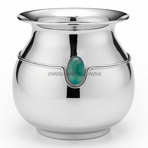 Ensemble de vases en métal New Look aux couleurs chic noir et or avec une forme rectangulaire moderne et une finition élégante pour des accents de maison élégants - Product Image 2