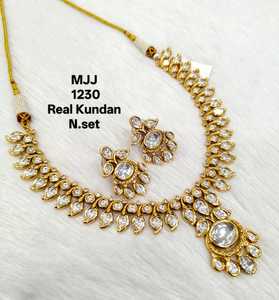Ensemble de colliers Kundan de mariée exclusifs adaptés aux boutiques ethniques à la recherche de bijoux de haute qualité et de créateurs aux meilleures offres - Product Image 1
