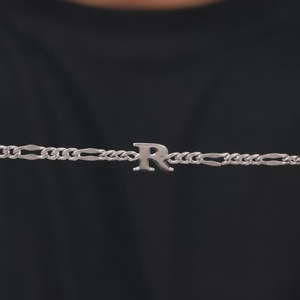Breloque personnalisée en argent avec initiale pour bracelet, un cadeau élégant et significatif pour lui - Product Image 2