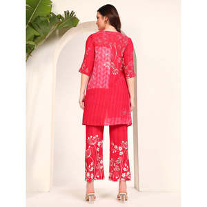 Deebaco Women's Red Floral Printed 2-Piece Co-Ord SetTunic With Ankle Length Pants Pleated Detail Loose Fit Casual Outfit - Product Image 5