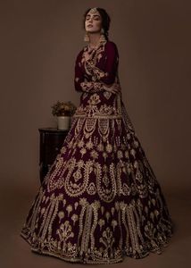 Superbe broderie sur robe de mariée kurta & lehenga violet foncé avec perles de verre en cristal embellies, travail dabka pour mariage @ 2024 - Product Image 3