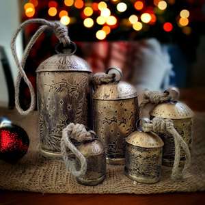 Juego de Campanas de Vaca Gigantes Vintage Rustic Harmony, Acabado Antiguo, Decoración para Fiestas Navideñas, Campanas Colgantes de 5 Piezas - Product Image 1