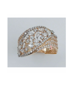 แหวนเพชรผู้หญิง ทอง 18k เครื่องประดับชั้นดี ออกแบบอย่างหรูหราเหนือกาลเวลา พร้อมความงามของเพชรที่เปล่งประกาย เหมาะสำหรับงานต่างๆ - Product Image 4