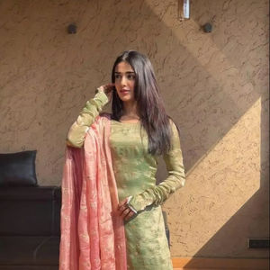 Traje de fiesta de diseño indio de alta costura con bordado de lentejuelas en tela Jimmy, top y pantalón con dupatta de encaje, completamente cosido. - Product Image 1