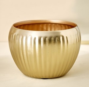 Maceta de diseño lineal de metal dorado para uso en el hogar y la Oficina a un precio asequible con logotipo personalizado - Product Image 5