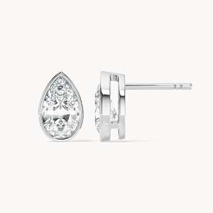 Boucles d'oreilles clous en or 14 carats avec diamants de laboratoire taille poire sertis clos - Product Image 1